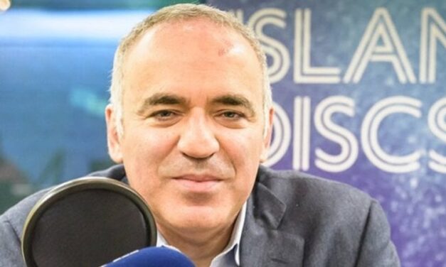 Kasparov Supports Carlsen’s Call to Maintain Sanctions